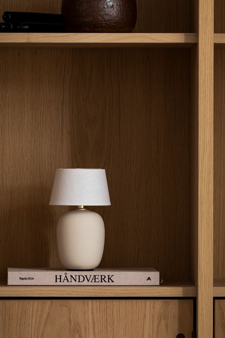 Sesongens trendy sopplampe er den bærbare bordlampen Torso fra Menu, som blir en stilig interiørdetalj i hjemmet ditt på sidebordet eller i bokhyllen.