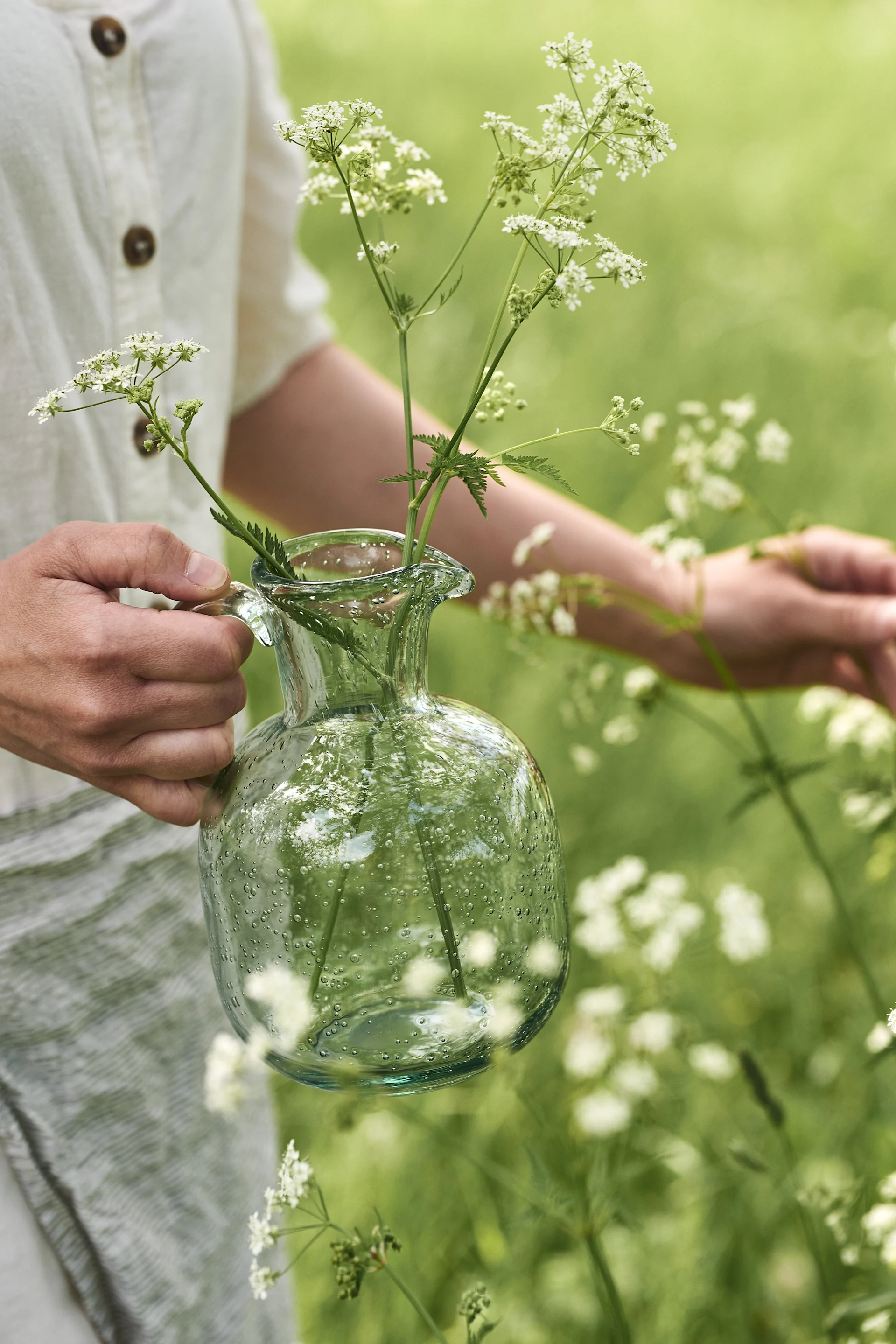 En borddekking til sommerfesten er ikke komplett uten fine blomster. Fyll Garonne karaffelen fra Tell Me More med selvplukkede hundekjeks fra sommerengen.