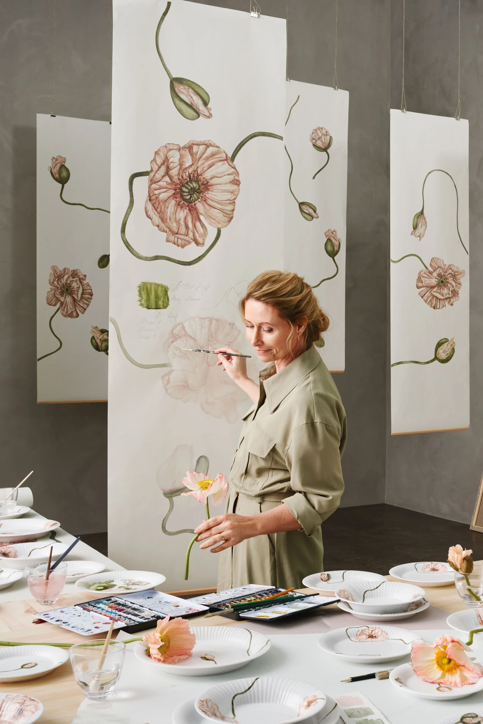 Her kan du se kunstneren Rikke Jacobsen male Poppy-serien for Hammershøi.