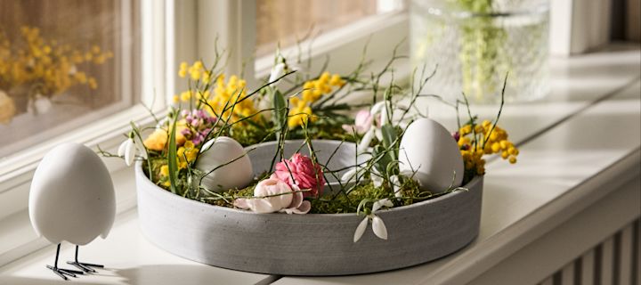 En DIY påskekrans i lysestaken The Ring fra House Doctor er en enkel påskepynt til påskeverksted som passer perfekt til å dekorere bordet eller vinduskarmen til påske!