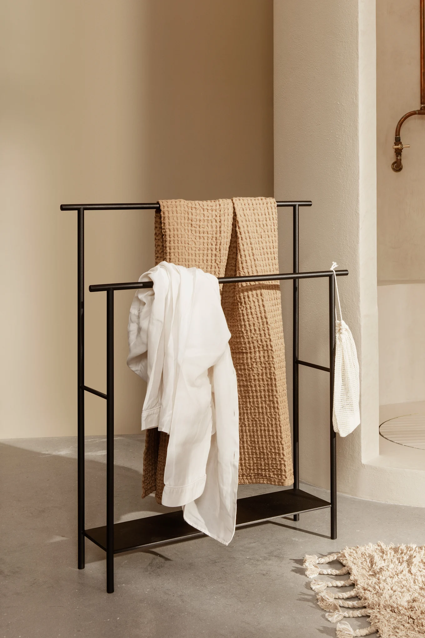 Praktiske Dora håndklestativ fra ferm LIVING er en perfekt multifunksjonell hylle å innrede lite bad med.