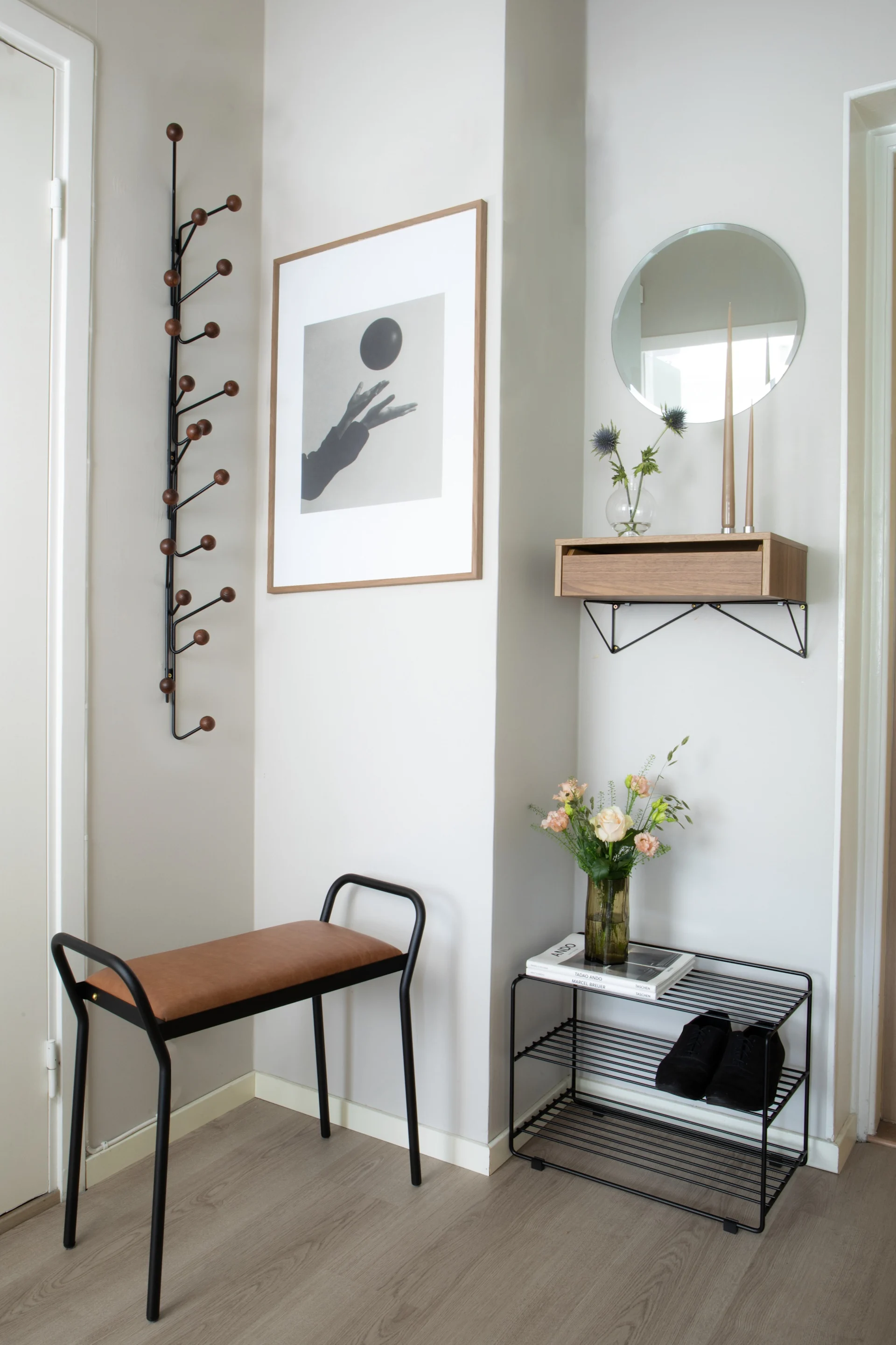 Å ha en åpen garderobe er et tips når du skal innrede en liten entre. Her er Bill Vertical kleshengeren fra Maze som hjelper deg med å organisere entreen.