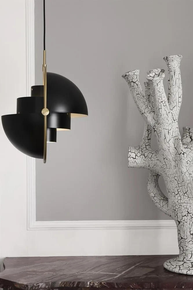 Oppdag GUBIs belysningstips for hjemmet. den ikoniske Multi-Lite er en tidløs klassiker. Lampeskjermen kan flyttes slik at du kan rette lyset slik du vil.