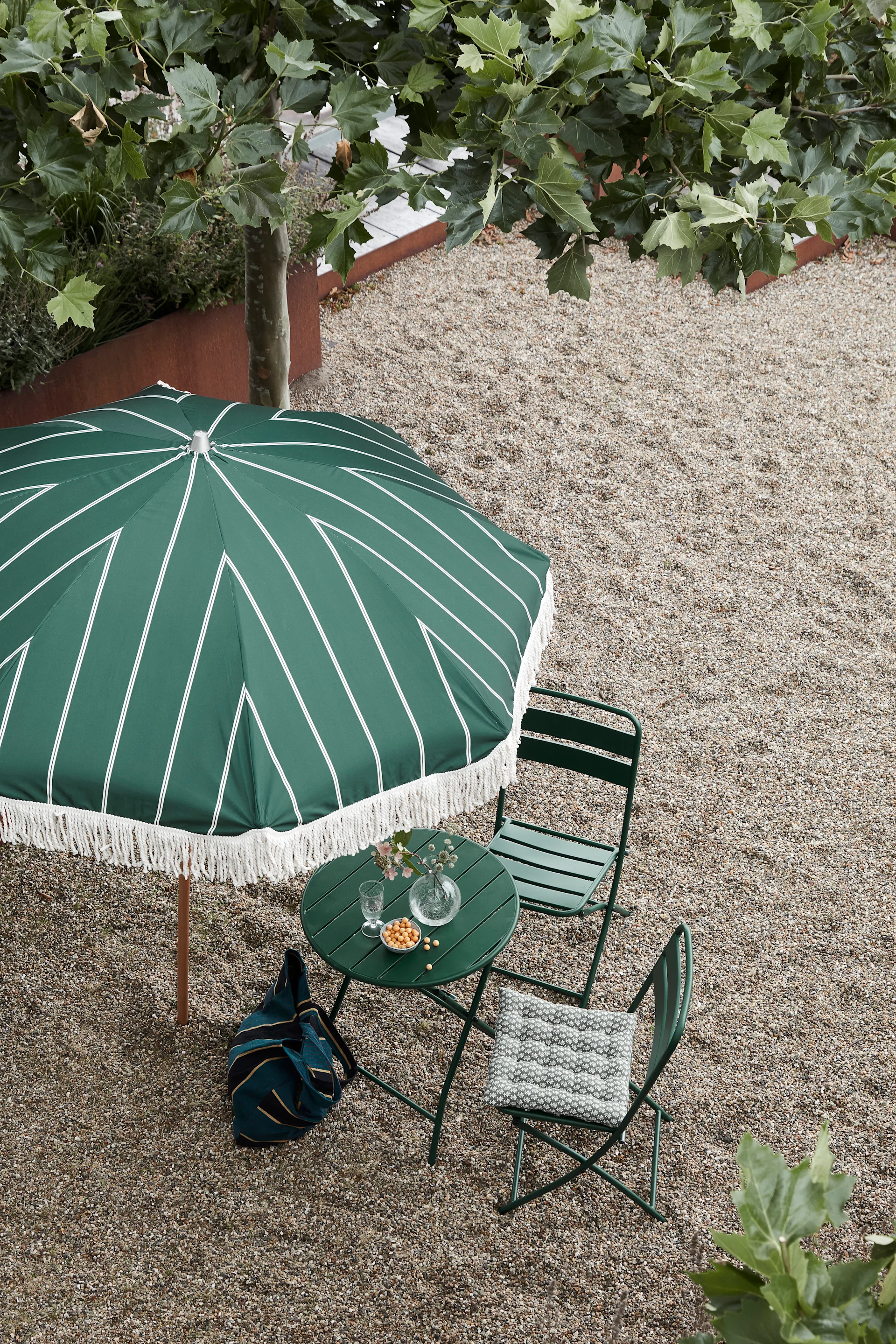 Balkonginspo. Balkonginspirasjon til balkong som trenger skygge, her Block parasoll i grønt med frynsete kant fra House Doctor. En mindre parasoll som passer til balkong eller liten uteplass.