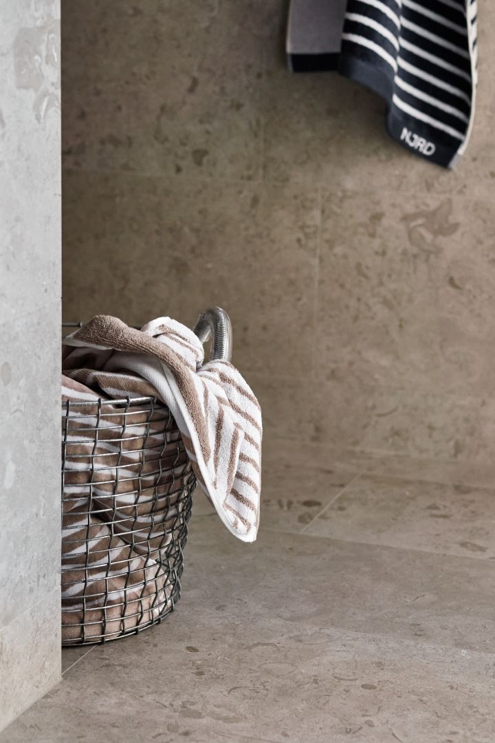 Korbo kurv er en praktisk og stilig interiørdetalj å innrede lite bad med for å skape mer orden.