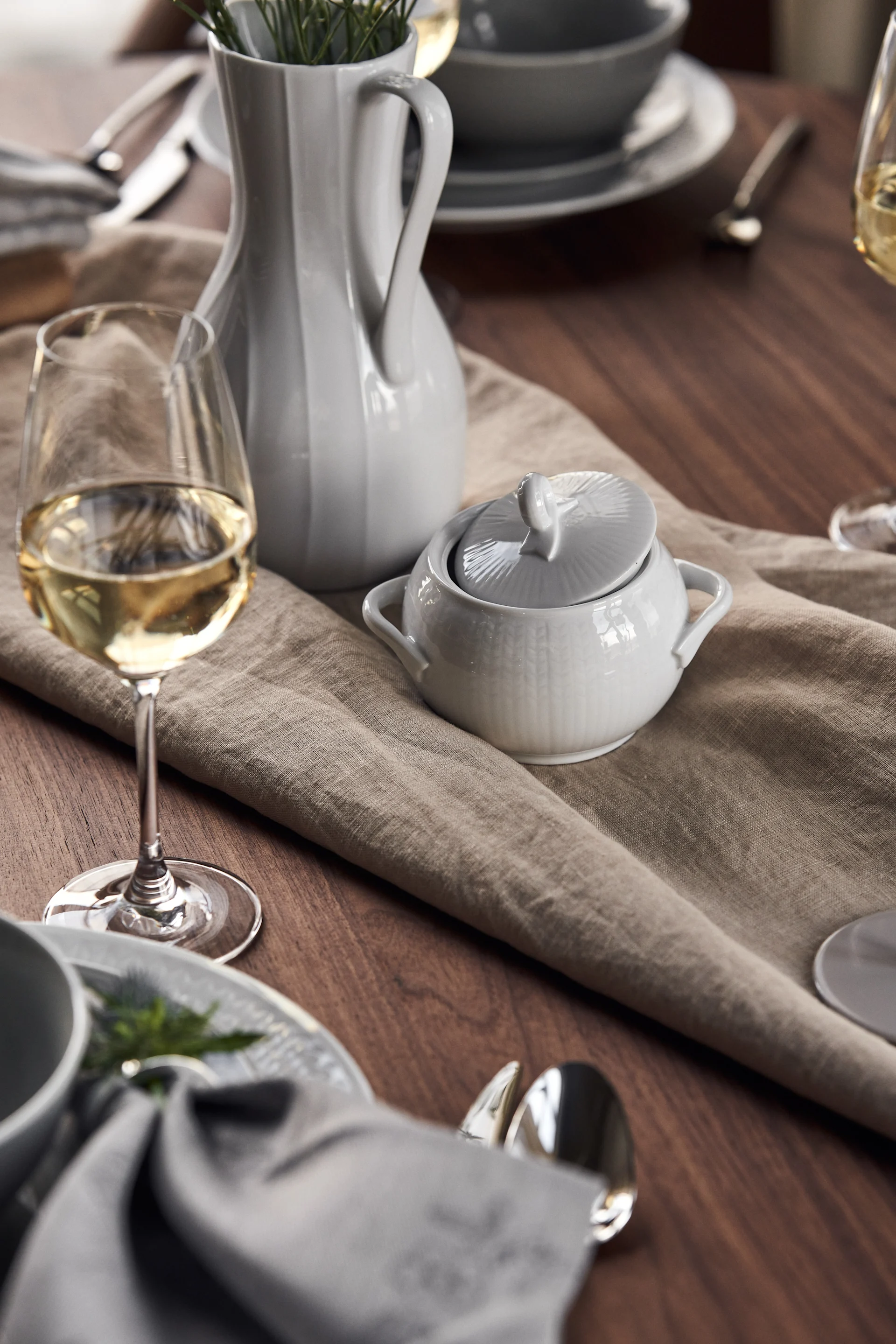 Hvit sukkerskål fra svenske Grace og Rörstrand på en fin bordservice.