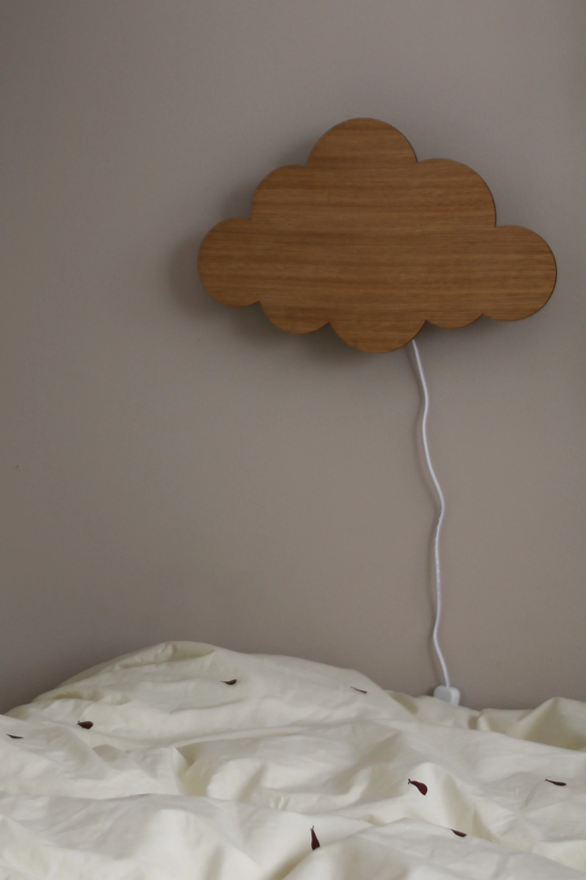 Innrede barnerom - inspirasjon hjemme hos influenceren @joanna.avento hvor hun har innredet barnerommet med en leken vegglampe som minner om en sky fra ferm LIVING.