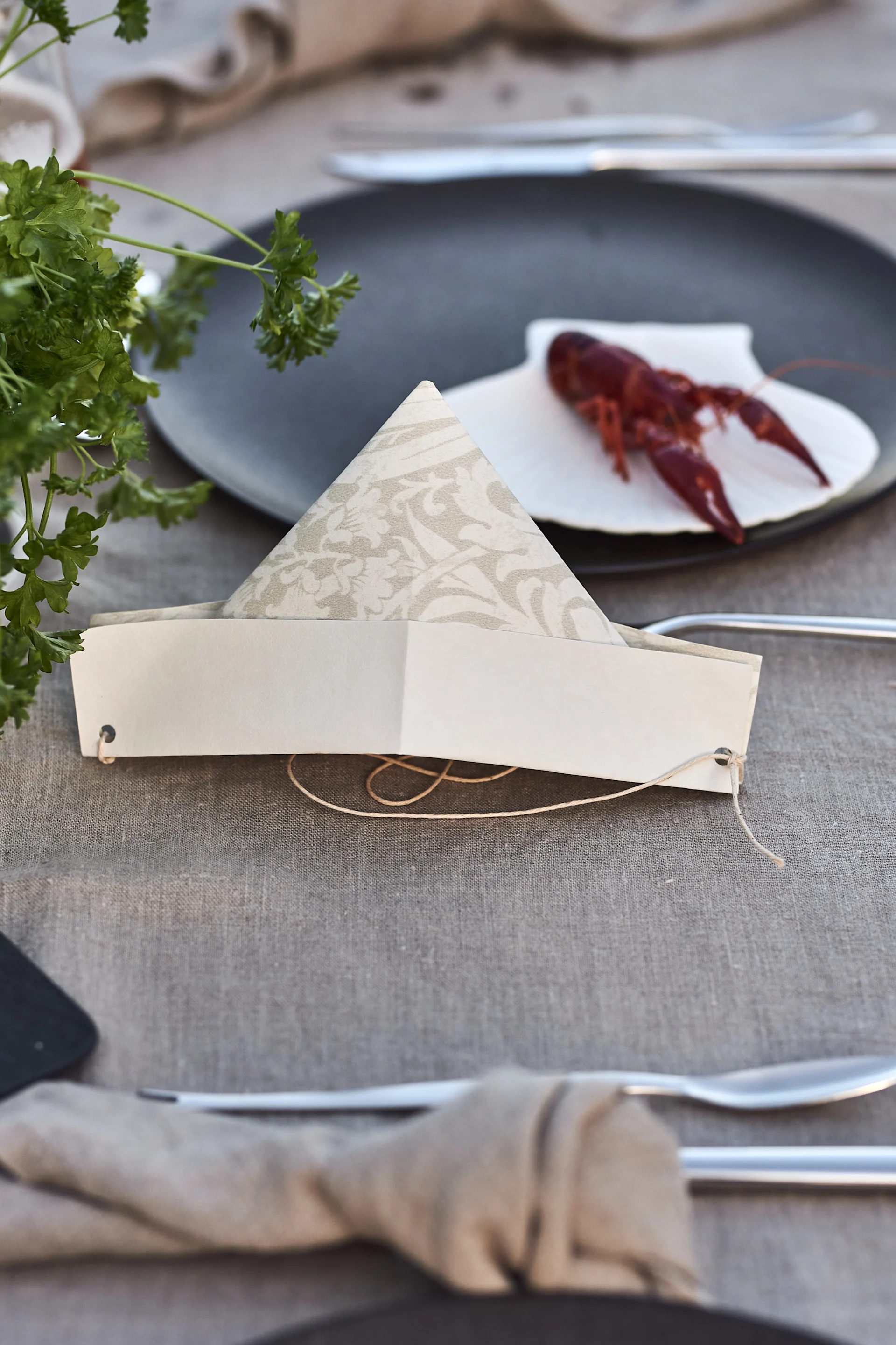 Ferdig hjemmelaget DIY krepsehatt av gammel tapet til krepselaget.