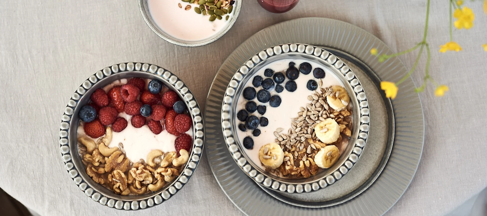 3 sommerlige og enkle smoothieboller med yoghurt, bær og nøtter servert i vakre boller fra PotteryJo og Mateus.