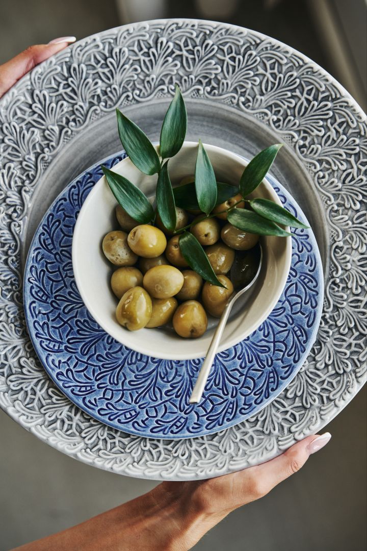 En grå og blå tallerken fra Mateus Lace-serien, som minner om Middelhavet.