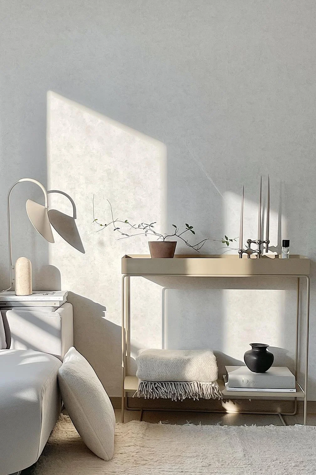 Praktiske og stilige Plant Box i beige kashmir fra Ferm Living hjemme hos influenceren @uniq_j_home er tips på stilige sidebord å innrede hjemmet med.