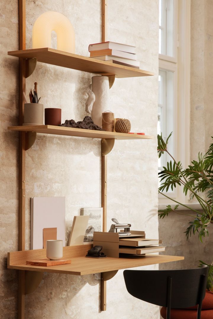 Innred ditt lille hjemmekontor med denne enkle skrivebord/hylleløsningen fra Ferm Living.