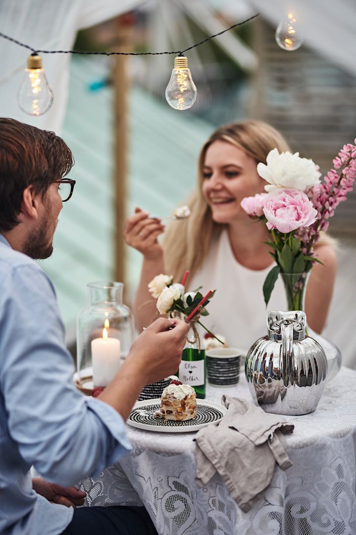 I paviljongen serveres dessert på Räsymatto-tallerkener fra Marimekko til romantisk kaffekos for to. 