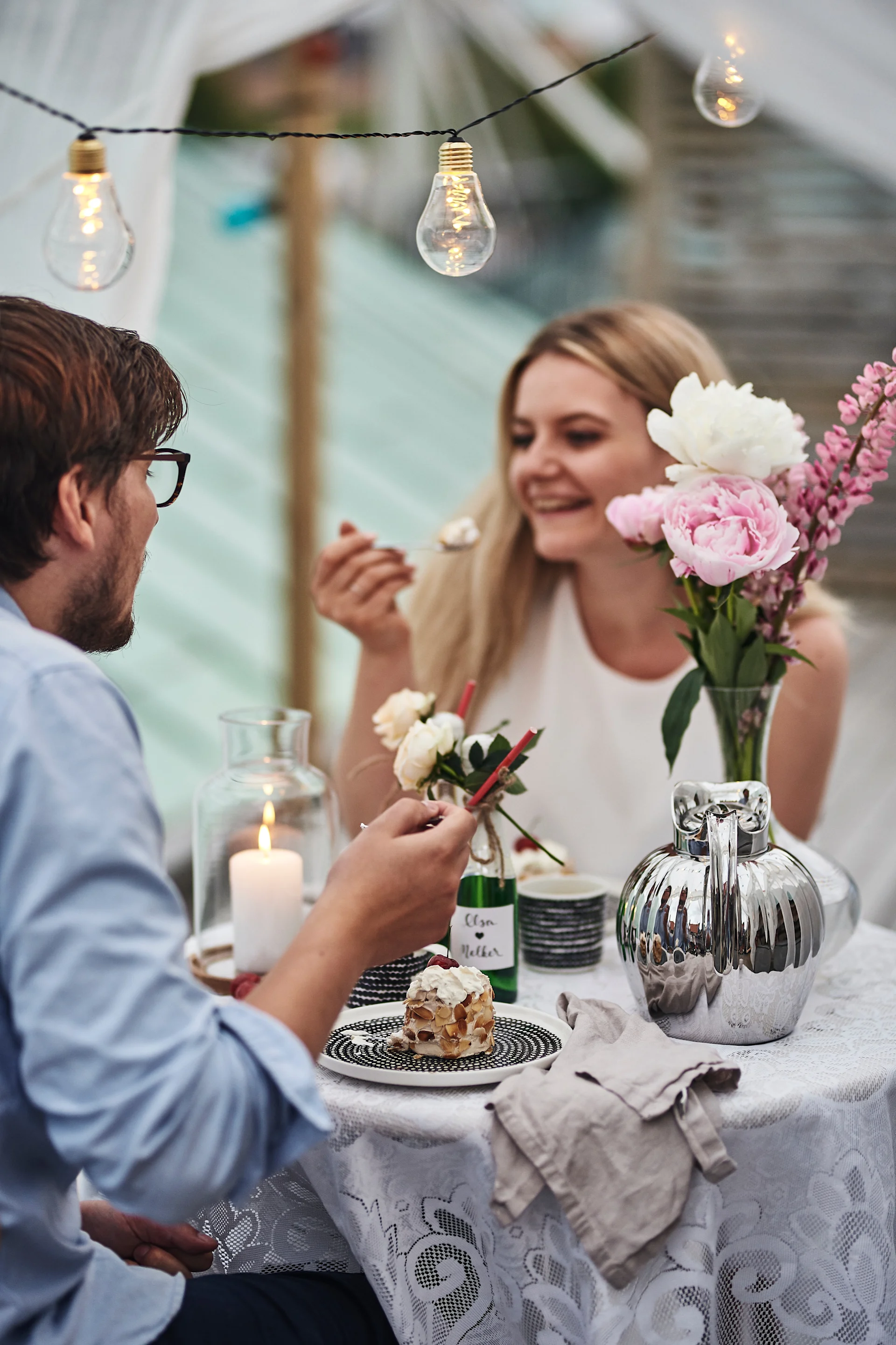 I paviljongen serveres dessert på Räsymatto-tallerkener fra Marimekko til romantisk kaffekos for to.