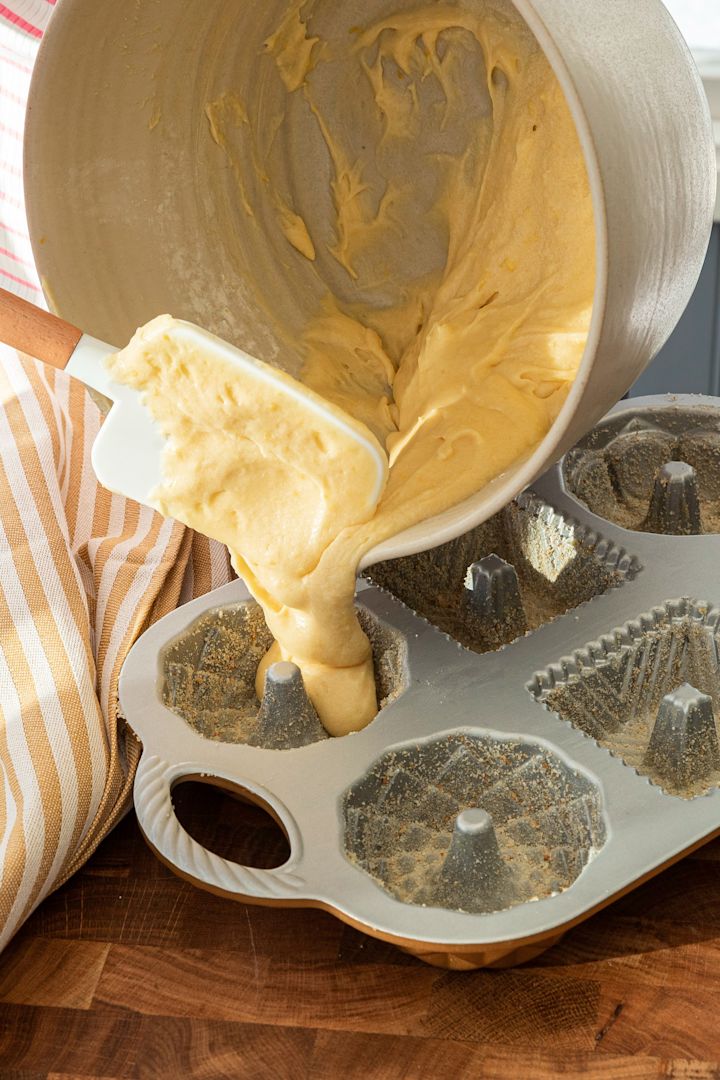 Bak små sukkerbrød i en Geo bundtlette bakeform fra Nordic Ware ved å bruke Baka med Fridas enkle påskeoppskrift. Hell i røren med en praktisk slikkepott.
