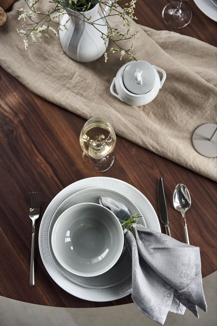 En elegant og vakker borddekking for fest og hverdag med Swedish Grace-serviset fra Rörstrand, hvitvinsglass fra Scandi Living og linservietter.
