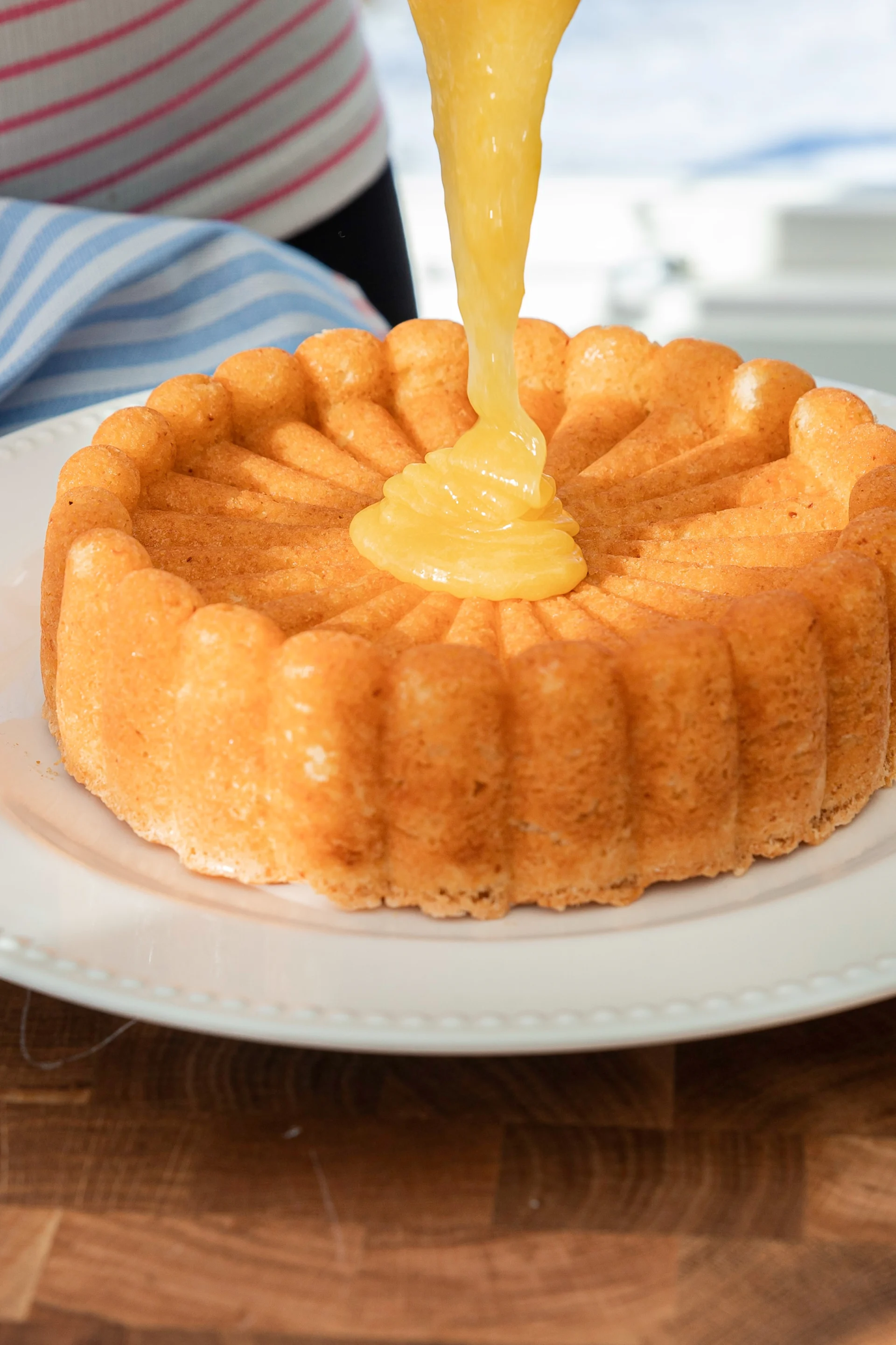 Bak en klassisk Silviakake i Charlotte-form fra Nordic Ware ved å bruke Baka med Fridas enkle påskeoppskrift. Hell glasuren over kaken når den er avkjølt.