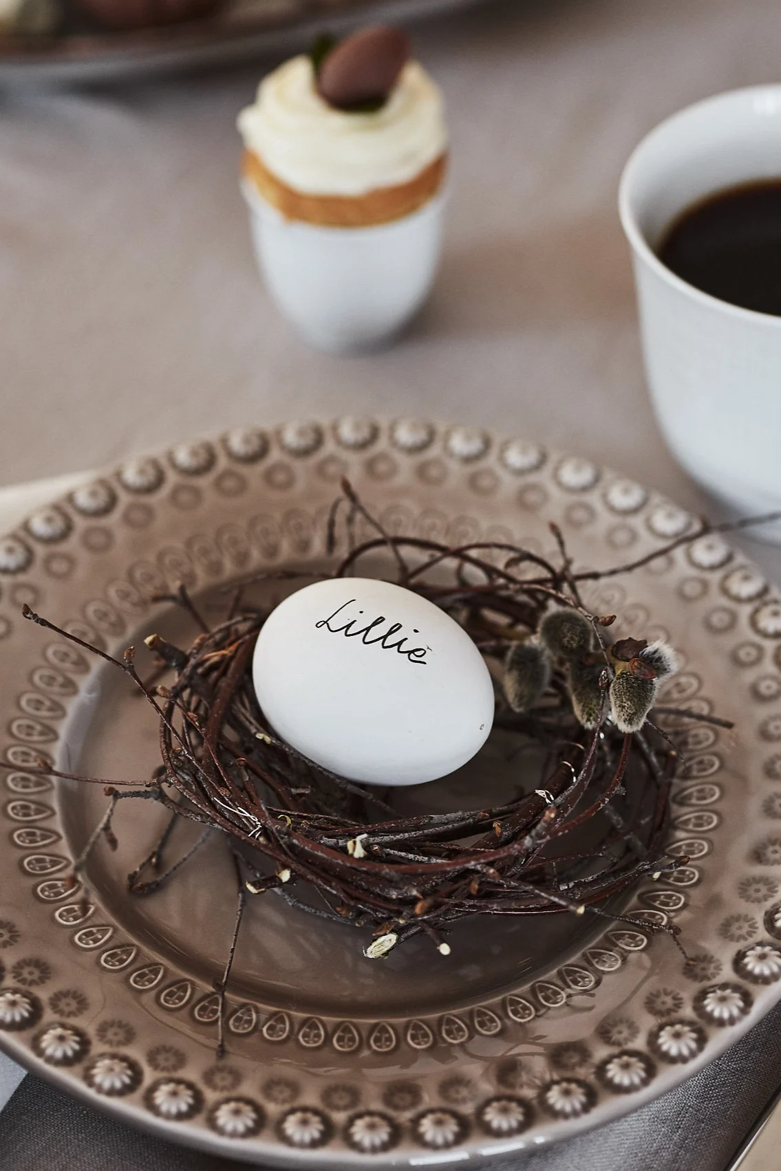 Et enkelt påskeverksted-prosjekt er å lage et fuglerede av bjørkeris og plassere det på tallerkenen med et egg i – en stemningsfull hjemmelaget påskepynt til påskebordet!