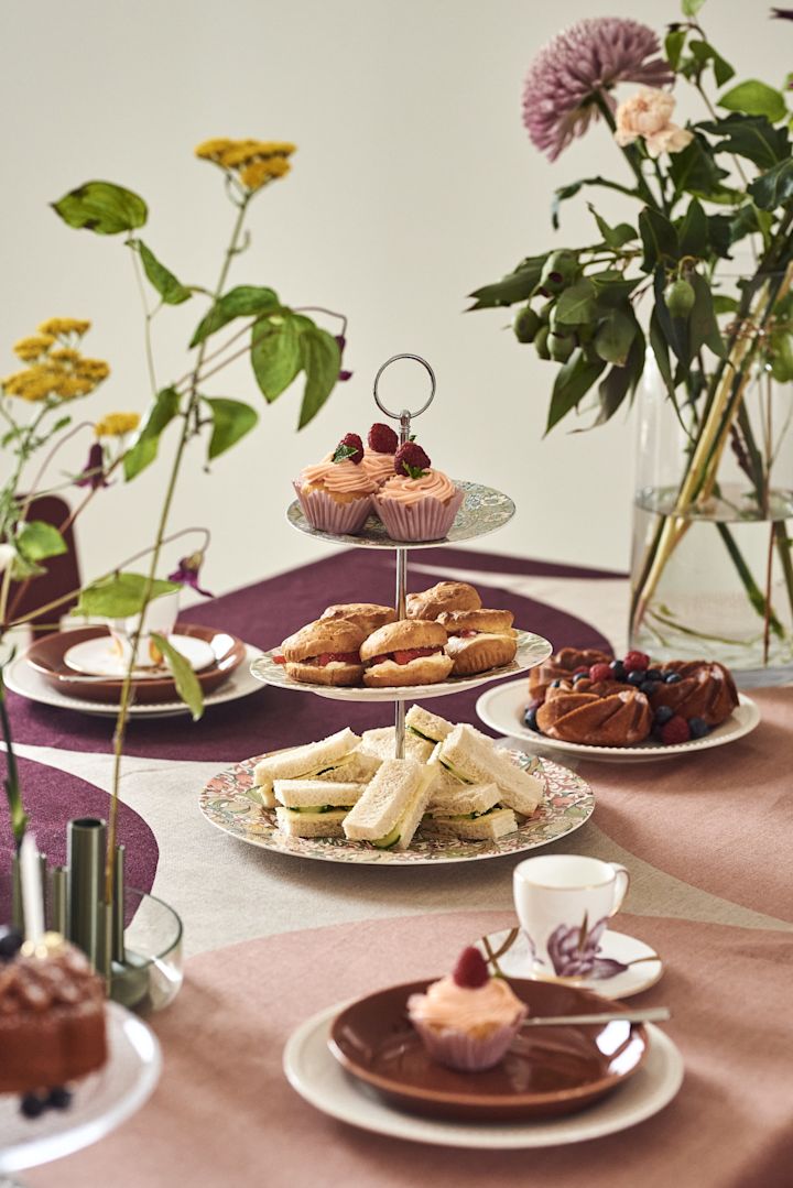 Her kan du se et vakkert dekket bord med muffins og smørbrød.