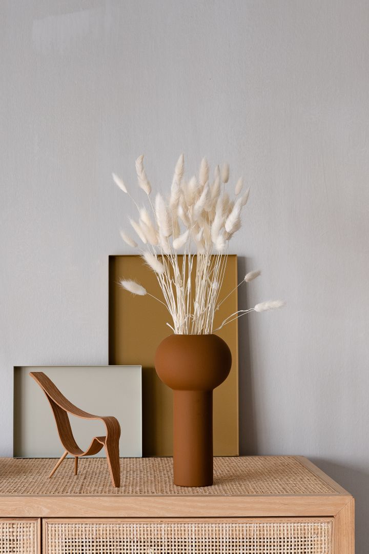 Brun høy vase til snittblomster som takrør fra merkevaren Cooee Design. 