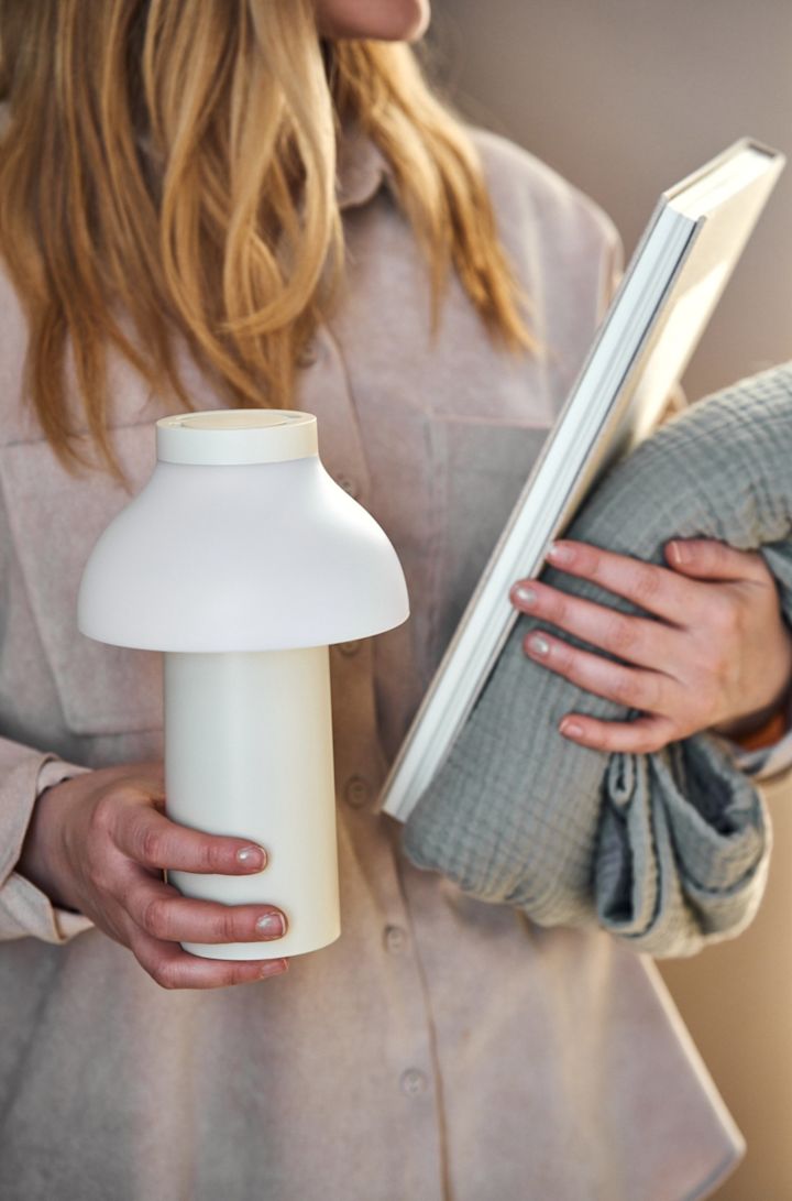 PC er en bærbar og oppladbar lampe fra HAY, her i stilren beige