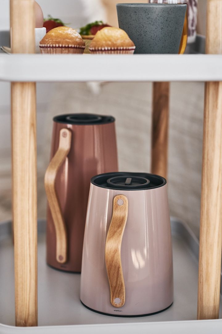 Emma termokanne fra Stelton - en for kaffeelskeren og en for teelskeren står på sidebordet for en koselig stund med frokost på sengen