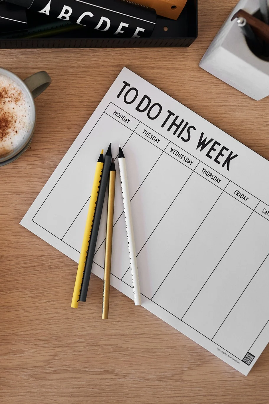 Innred ditt lille hjemmekontor med praktiske detaljer som Design Letters ukeplanlegger.