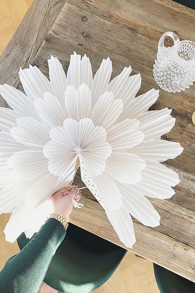 Snöblomman julestjerne i papir 44 cm på Instagram-kontoen linnfrederika.
