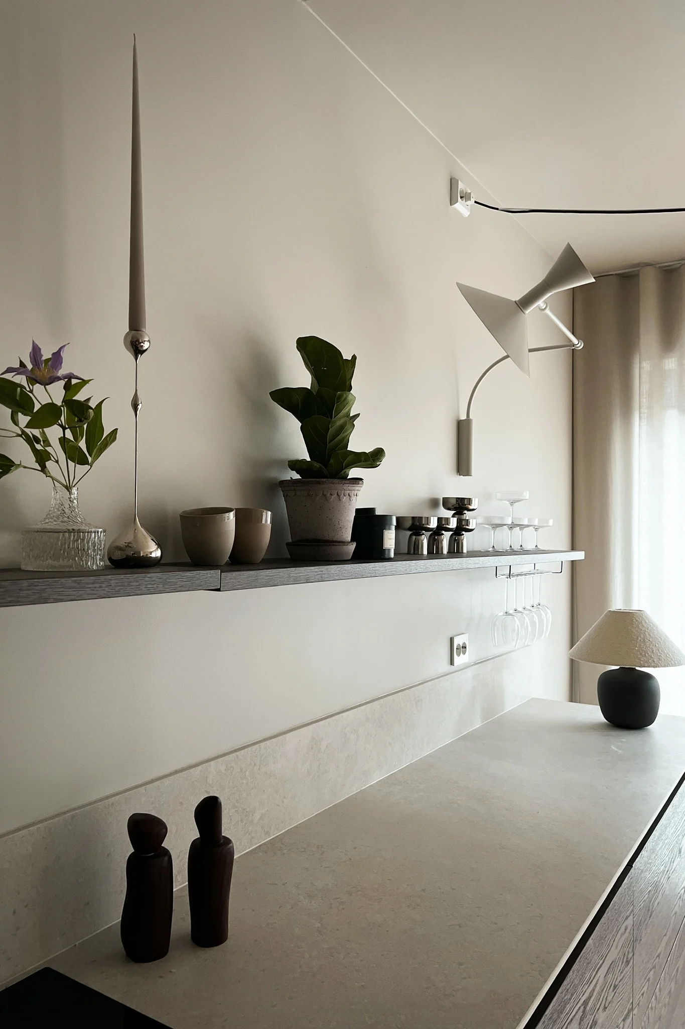 Influenser Helene Wold @villanyhus har innredet kjøkkenet med fine og praktiske detaljer fra ferm LIVING og Bergs Potter.