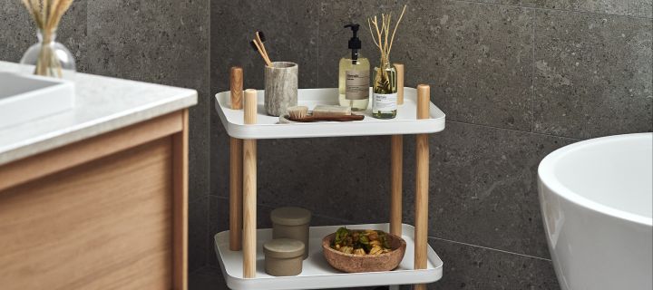 Praktisk Normann block bord på hjul fra Normann Copenhagen er et perfekt møbel å innrede lite bad med.