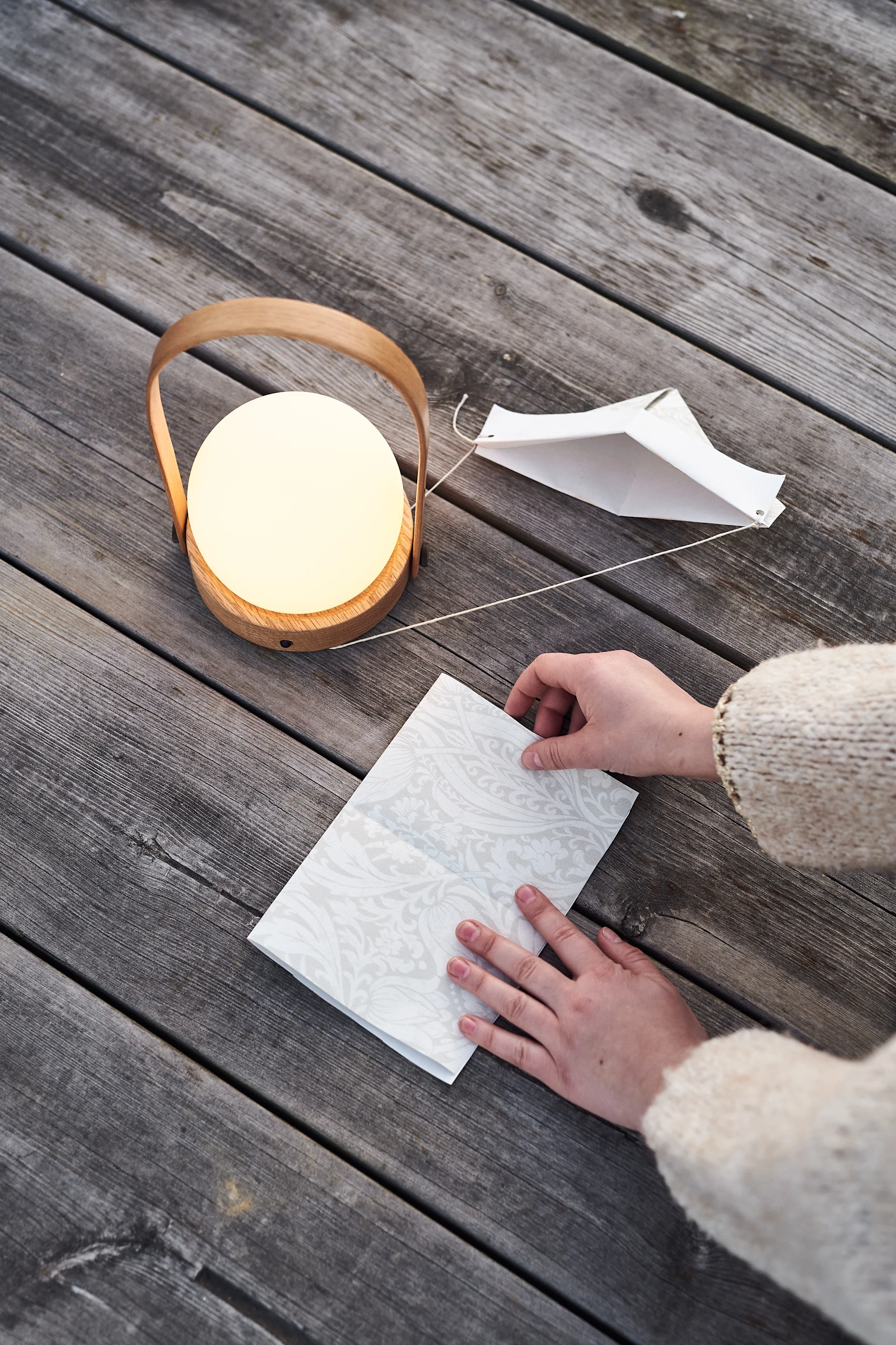 Steg 3 for å lage en DIY krepsehatt av gammel tapet til krepselaget.