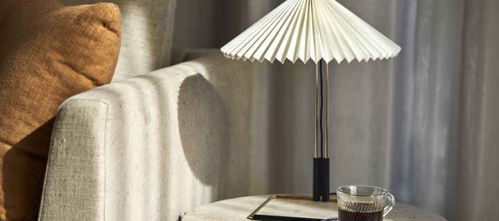 Matin bordlampen fra HAY er et tips for en trendy lampe med plissert lampeskjerm, den har en stålramme i messing og er perfekt å ha på et sidebord.