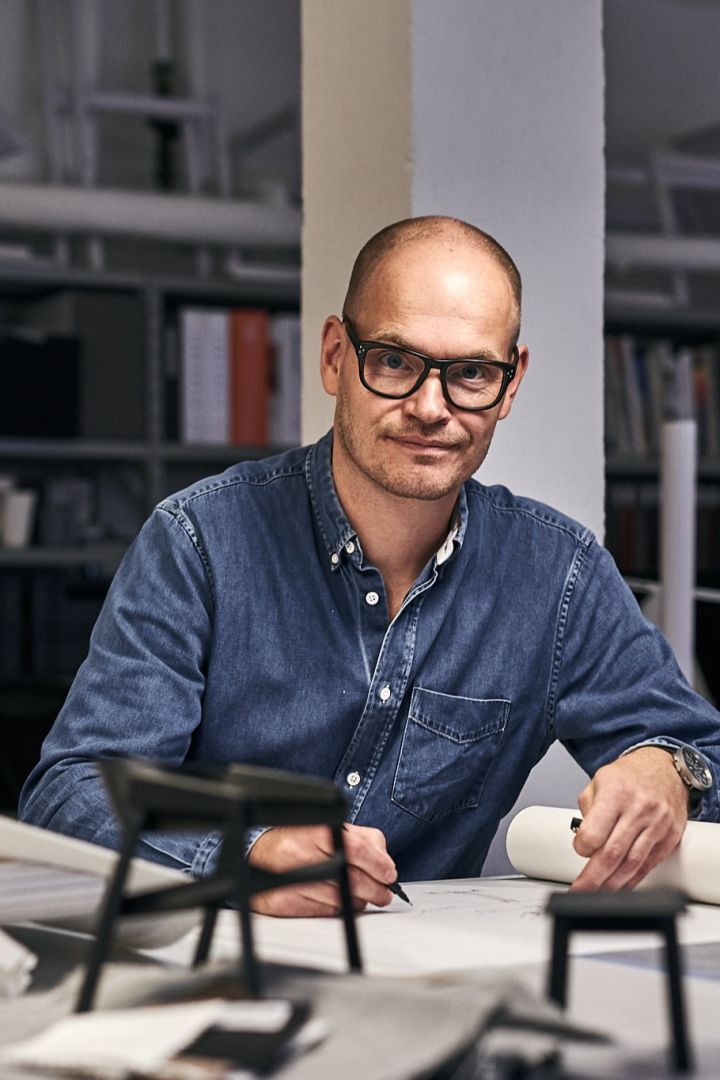 Den danske designeren Thomas Bentzen skisserer i sitt studio.