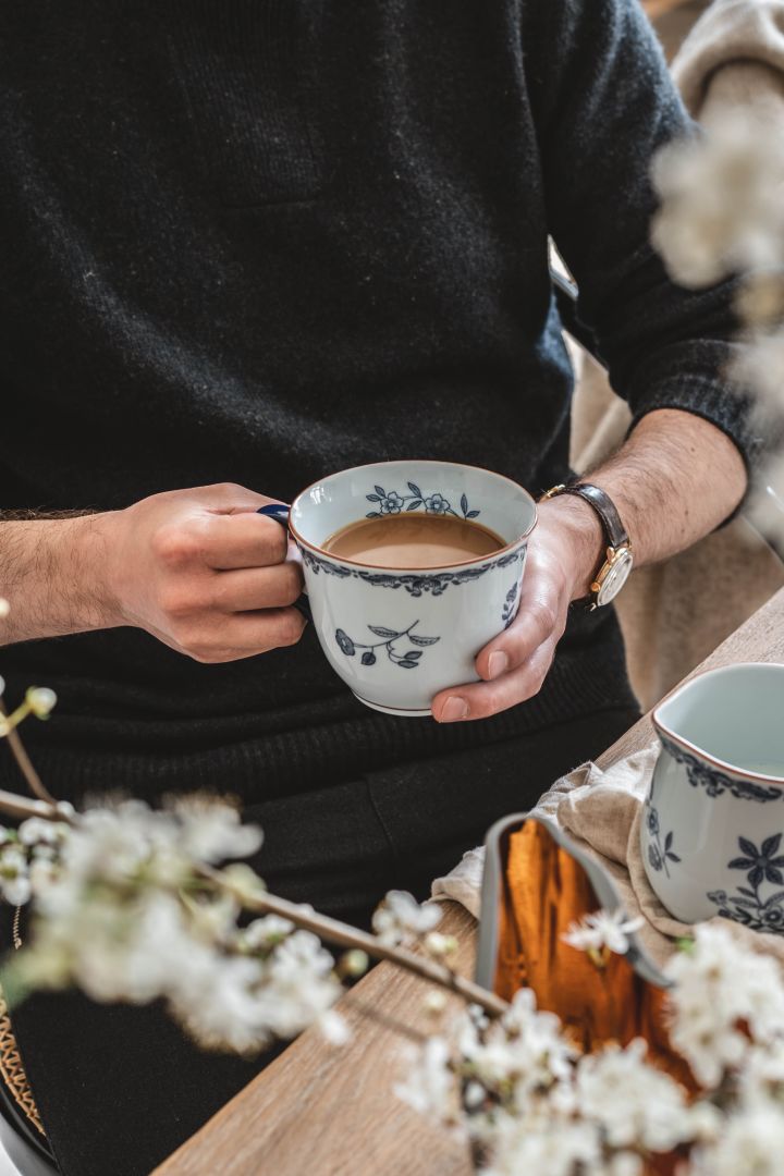 Ostindia kaffekopp i blått. Instagram-profil Hannes Mauritzson.