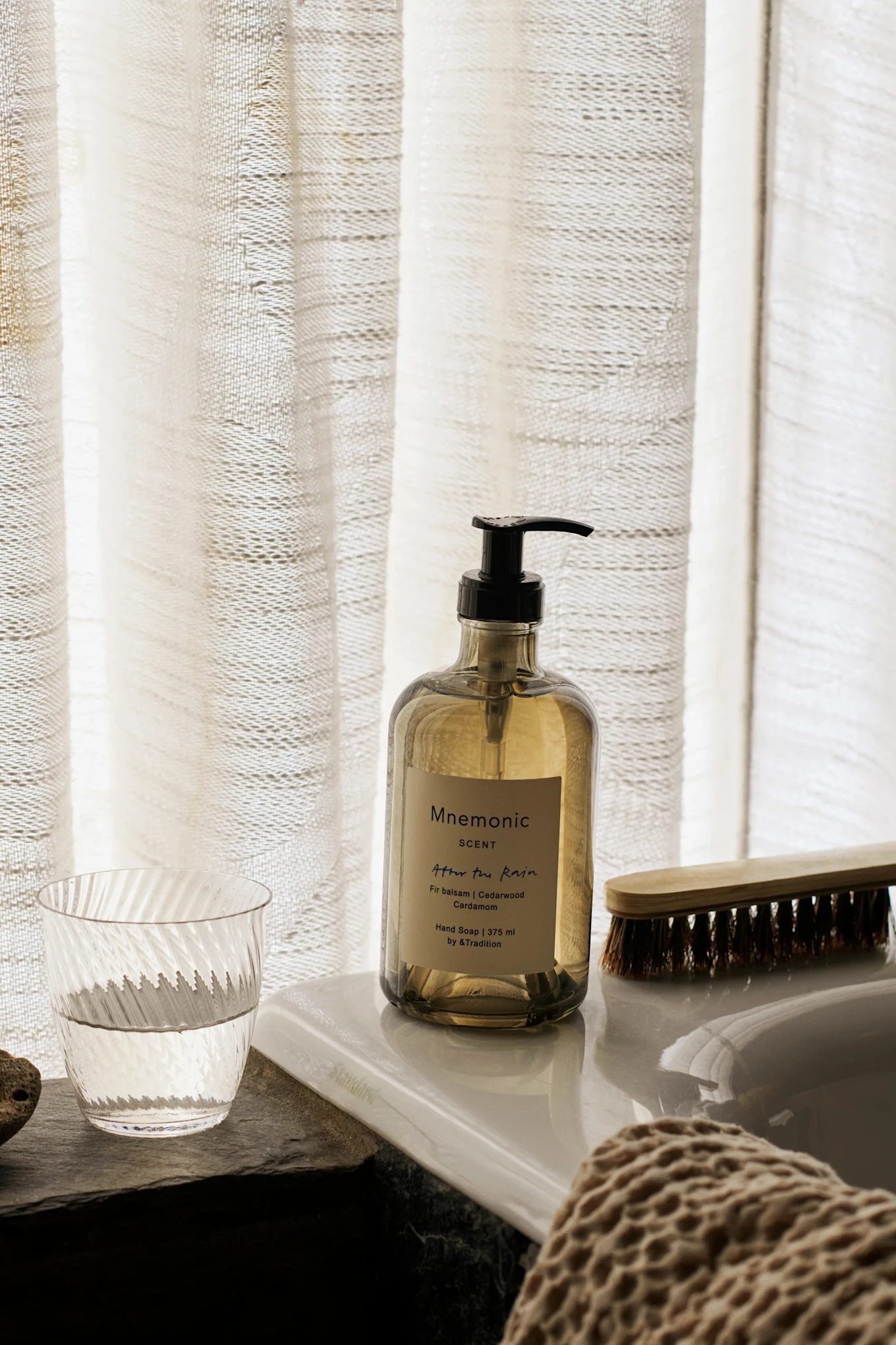 Her ser du Mnemonic håndsåpen fra &Tradition, stående på siden av badekaret.