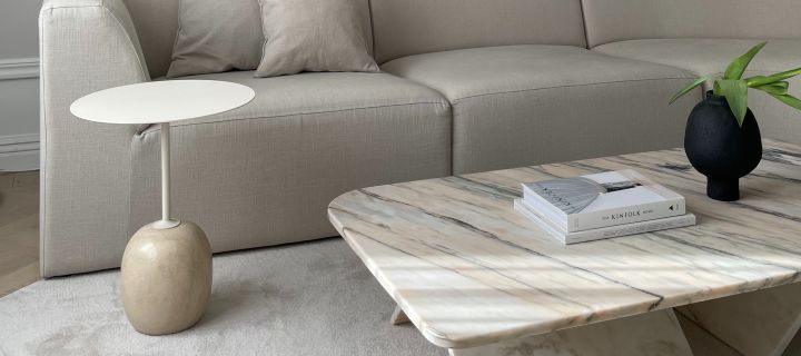 Trendy og stilig Lato-bord LN8 i hvit marmor fra &Tradition hjemme hos influenceren @homebynicky er et  stilig sidebord til hjemmet.