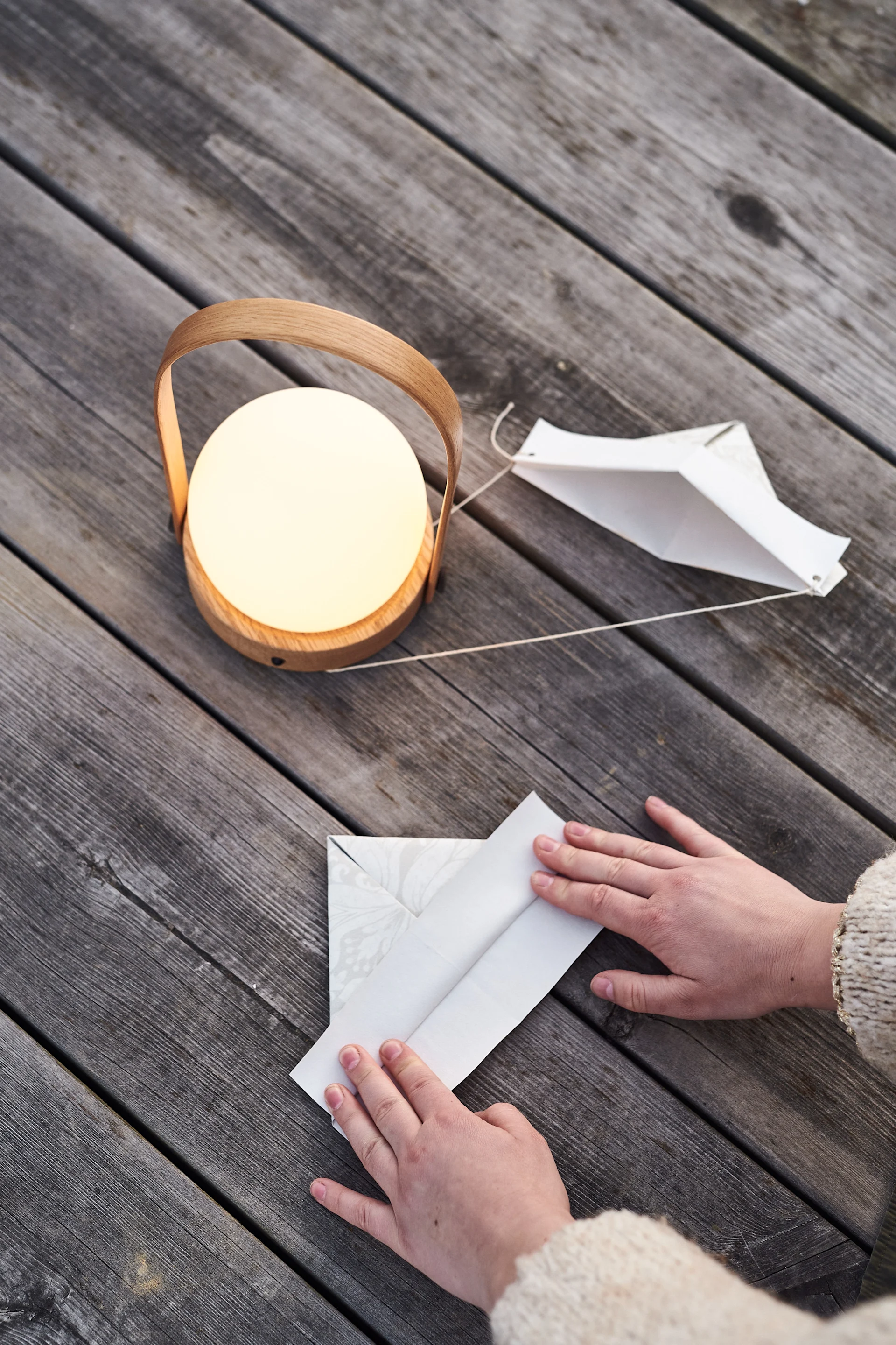 Steg 5 for å lage en DIY krepsehatt av gammel tapet til krepselaget.