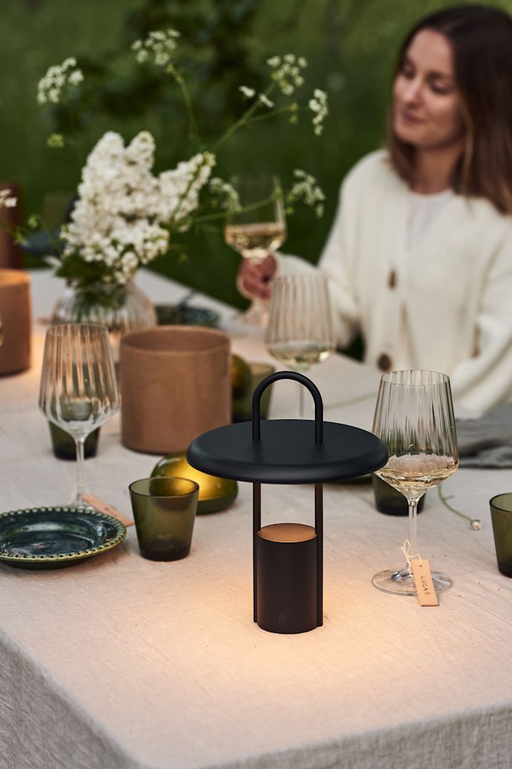 En borddekking til sommerfesten er ikke komplett uten bærbar belysning som øker hyggefaktoren på sommerkveldene. Her ser du Pier bærbar LED-lampe fra Stelton.