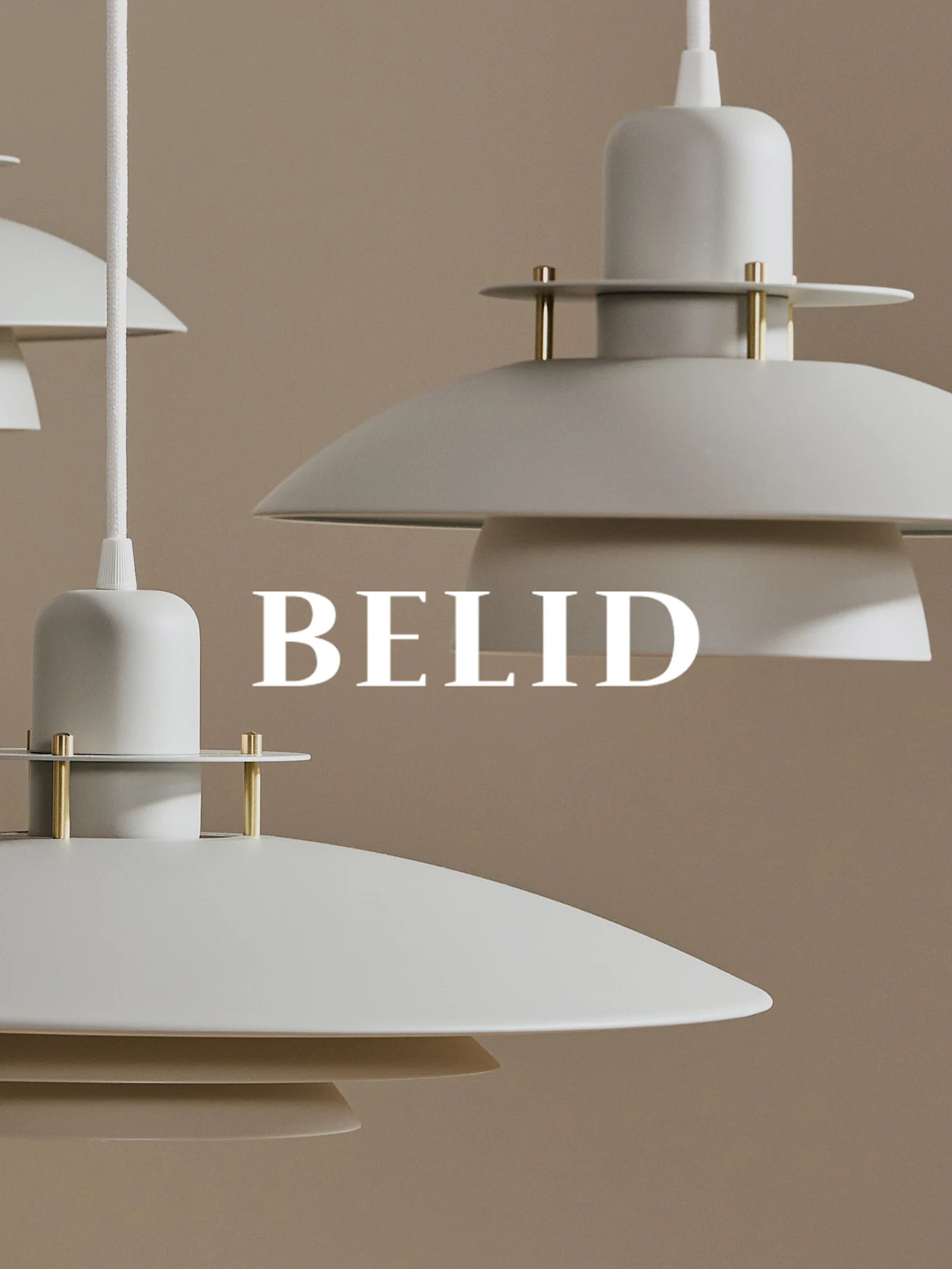 Hvite, lagdelte pendellamper med messingdetaljer henger mot en beige bakgrunn. Teksten 'BELID' er overlagret.