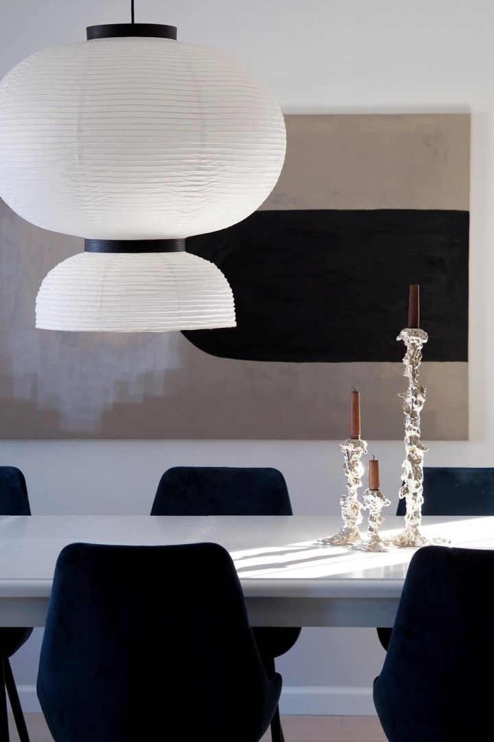11 moderne taklamper å innrede hjemmet ditt med - her ser du Formakami taklampe fra &Tradition.