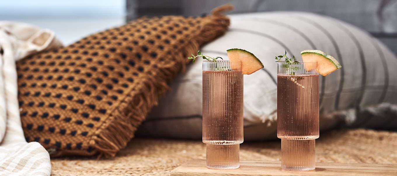 Tips til gode sommerdrinker - en forfriskende boblende melondrink servert fra trendy Ripple longdrinkglass fra Ferm Living.