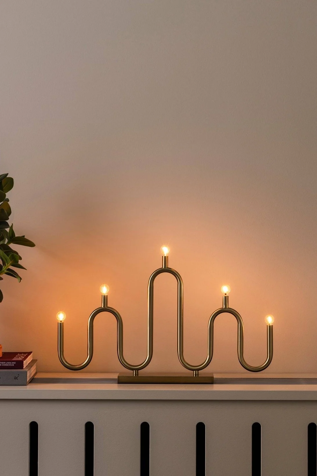 La deg inspirere av fine adventsstaker til jul - her ser du den stilige og festlige Circle adventsstake i gull fra Ferm Living. 