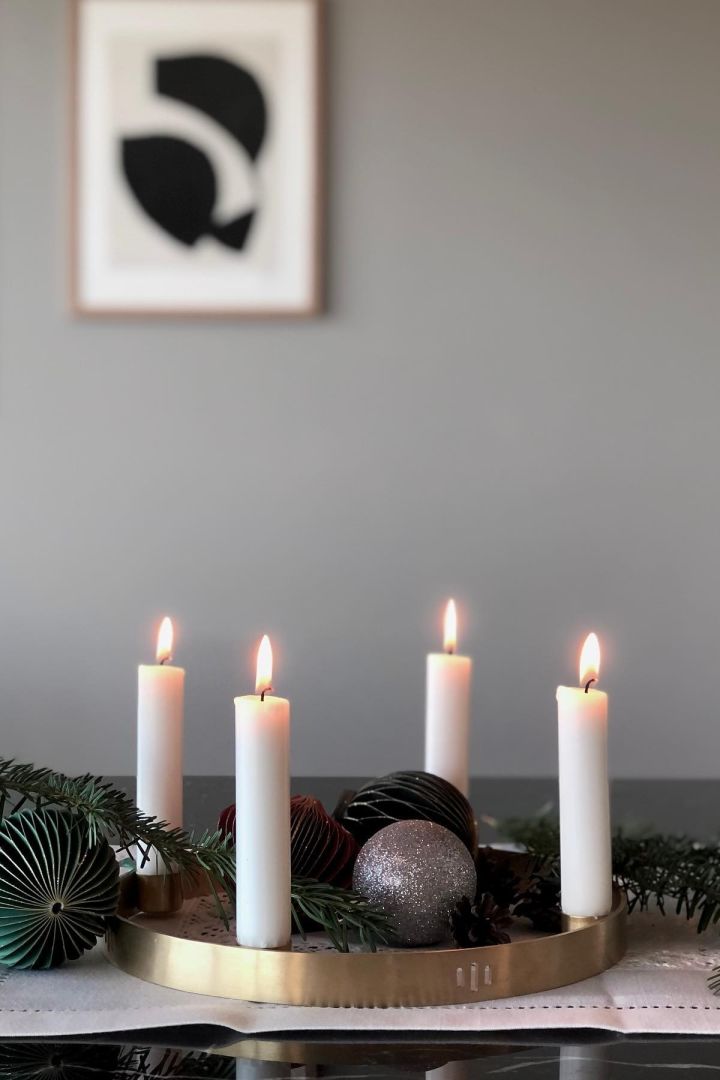 La deg inspirere av fine adventsstaker til jul - her ser du den stilige og festlige Circle adventsstake i gull fra Ferm Living. 