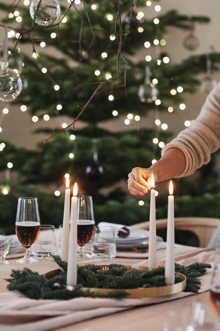 La deg inspirere av fine adventsstaker til jul - her ser du den stilige og festlige Circle adventsstake i gull fra Ferm Living. 