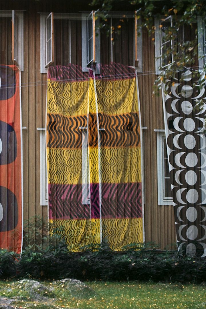 Marimekko-stoff henger fra vinduene i en boligblokk i Finland.