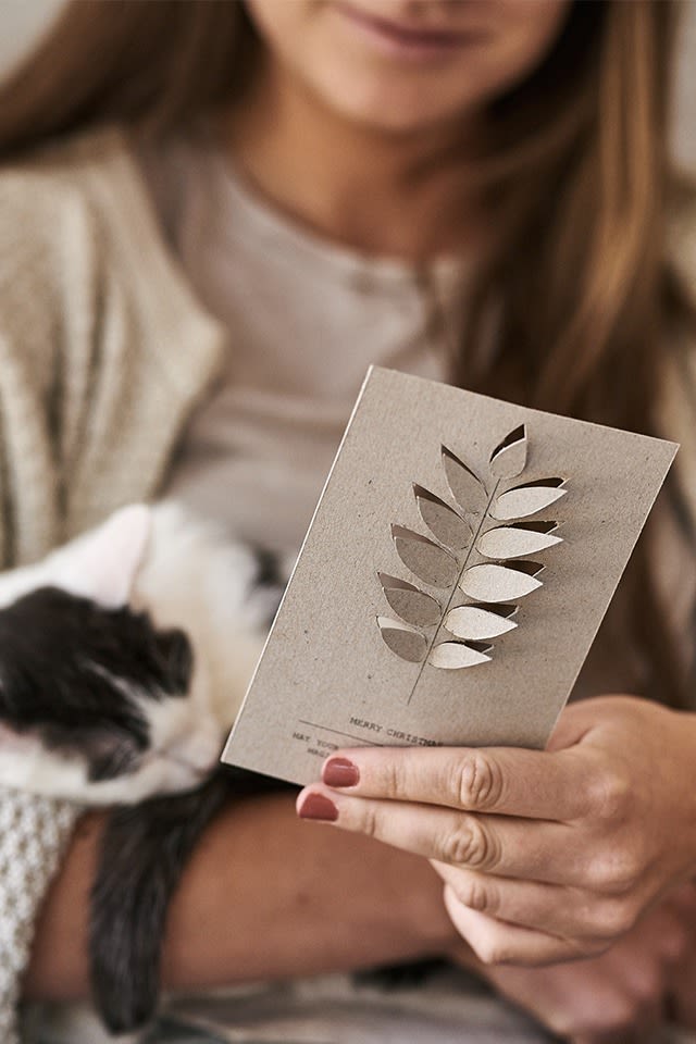 Å lage eget julekort er et stemningsfullt DIY-tips til adventskosen for å komme i julestemning.