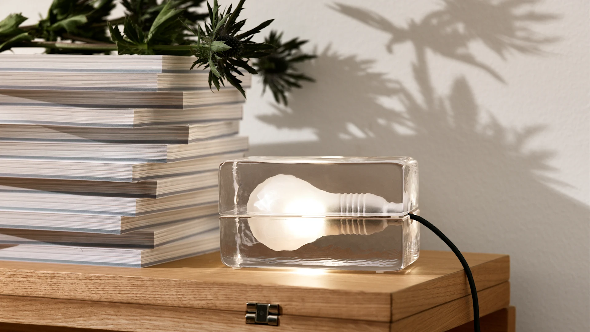 Blokklampe fra Design House Stockholm med sort ledning.