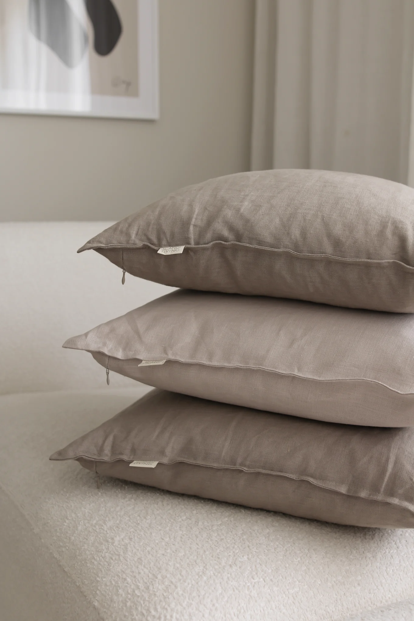 Skap en koselig stue ved hjelp av myke Calm linputer fra Scandi Living i beige toner - som her hjemme hos profilen @joanna.avento. 