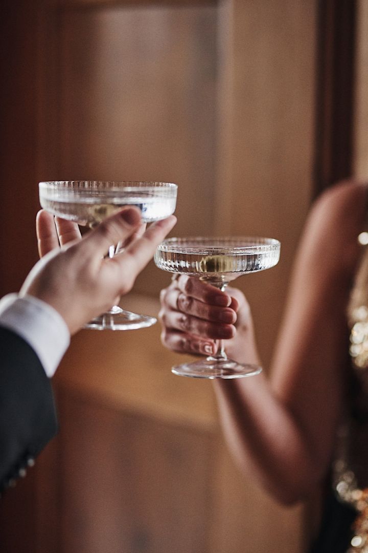 Ulike typer cocktailglass fungerer til forskjellige drinker, her ser du champagneglasset Ripple fra Ferm Living.