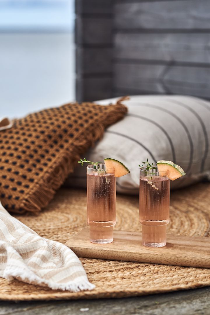 Fyll sommerfavoritten Ferm Living Ripple drinkglass med en god sommerdrink og nyt det på uteplassen ved havet. 